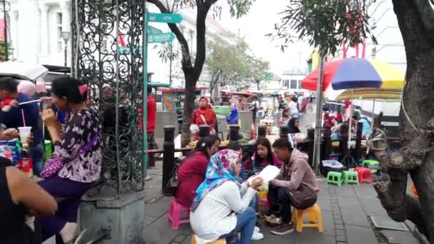 Människor njuta av kulinariska i gamla staden Jakarta — Stockvideo