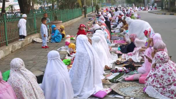 Mulheres muçulmanas sentadas depois de rezarem juntas — Vídeo de Stock