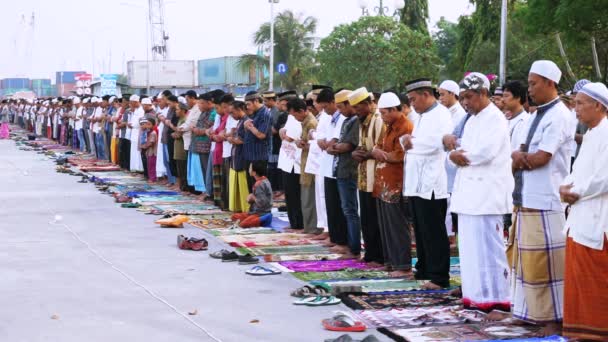 Muslim praying together at port field — Stock Video