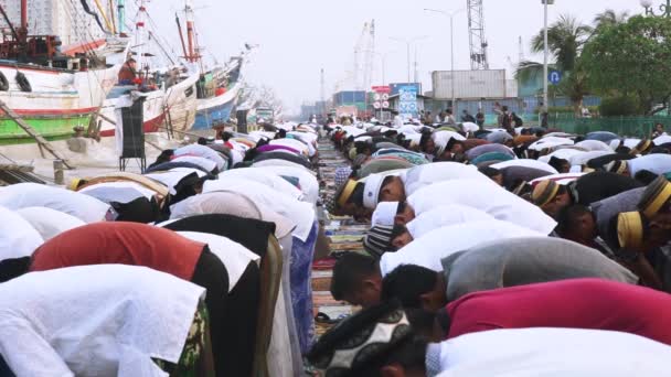 Muslim laki-laki berdoa bersama — Stok Video