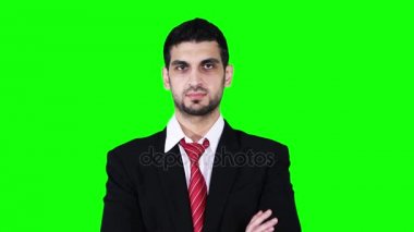 Stüdyo elinde katlanmış yakışıklı işadamı