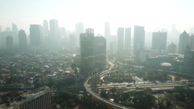 Semanggi köprü ve gökdelenler dron görünümü
