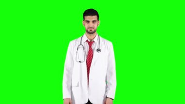 Kendine güvenen doktor eller studio katlanmış.