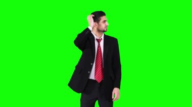 Stüdyoda ayakta endişeli Kafkas işadamı