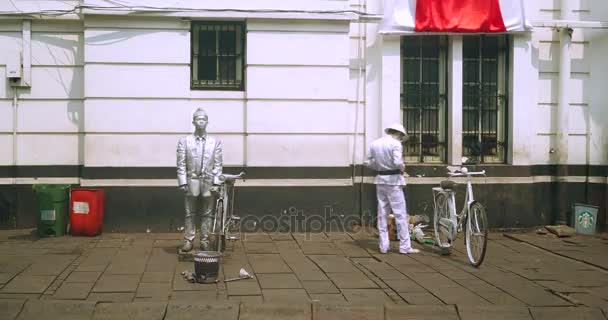 Живая статуя генерала Судирмана с велосипедом — стоковое видео