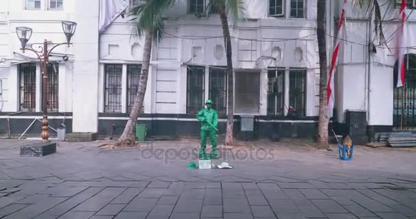 Lebende Statue der Armee in der Altstadt von Jakarta — Stockvideo