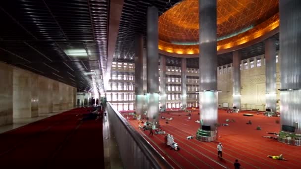 Interior da Mesquita Istiqlal em Jacarta — Vídeo de Stock