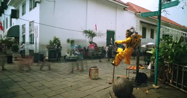 Gatotkaca lebende Statue in der jakarta Altstadt — Stockvideo