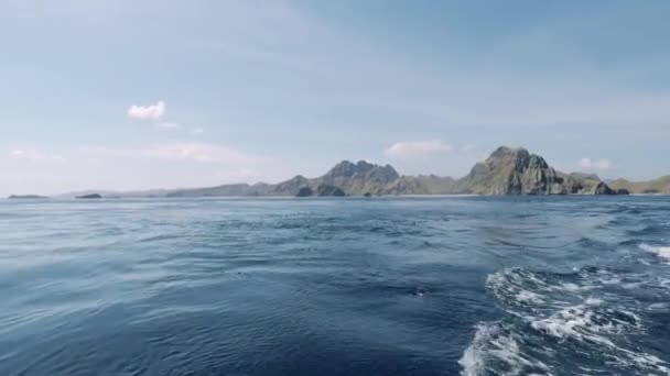 Paisaje marino exótico desde una lancha a motor — Vídeo de stock