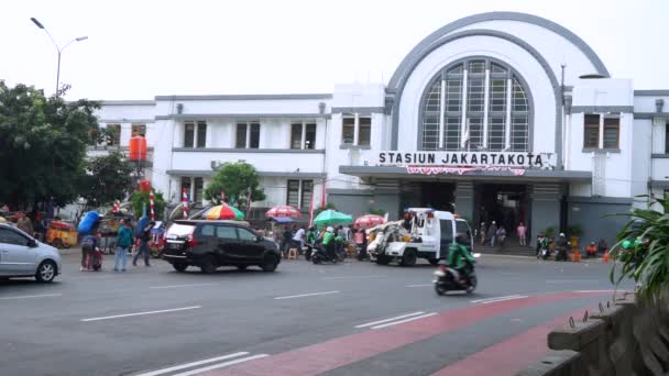 Zatłoczone dworzec kolejowy Jakarta Kota — Wideo stockowe