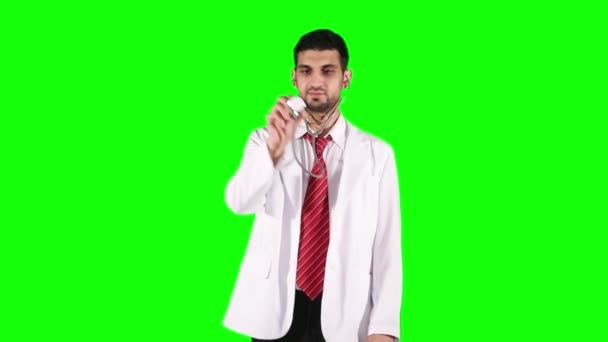 Médico caucásico con estetoscopio — Vídeo de stock
