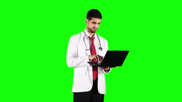 Médecin caucasien utilisant un ordinateur portable — Video