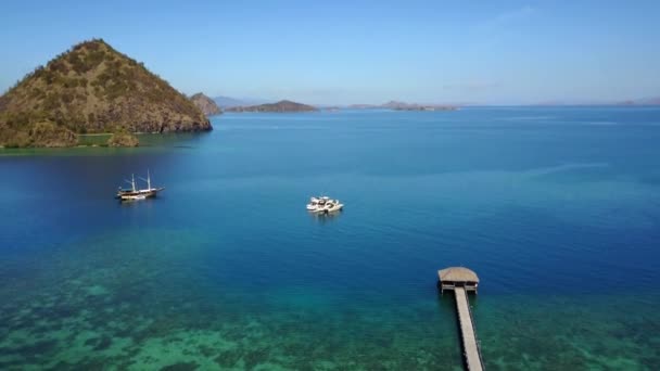 A légi felvétel a türkiz víz Labuan Bajo — Stock videók