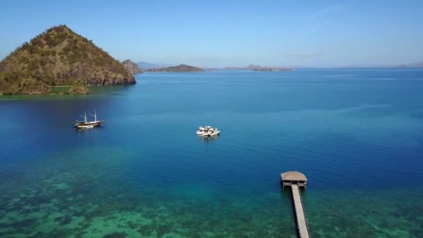 Пташиного польоту бірюзові води в Labuan Bajo — стокове відео