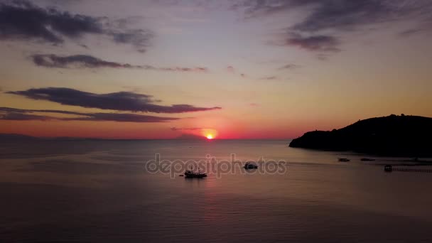 Aerial scenery solnedgången över havet — Stockvideo