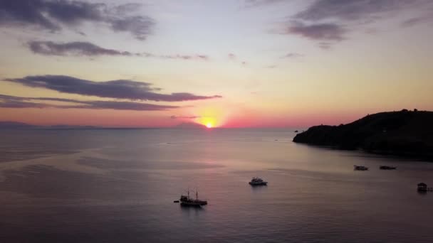 Воздушный пейзаж заката на море — стоковое видео