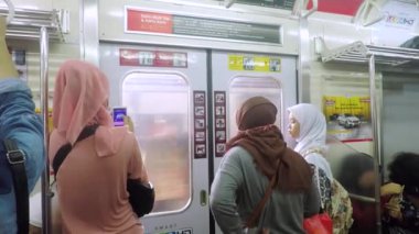 Tren kapının önünde ayakta yolcu