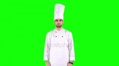 Genç aşçı tamam işareti gösteriyor.