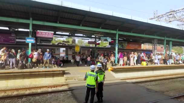 Очікування пасажирами тренуватися в Manggarai станції — стокове відео