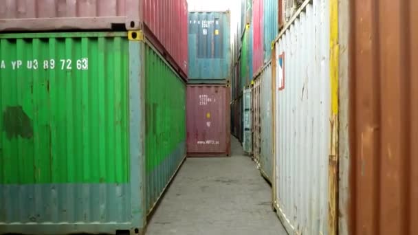 Pile di container nel porto di Sunda Kelapa — Video Stock