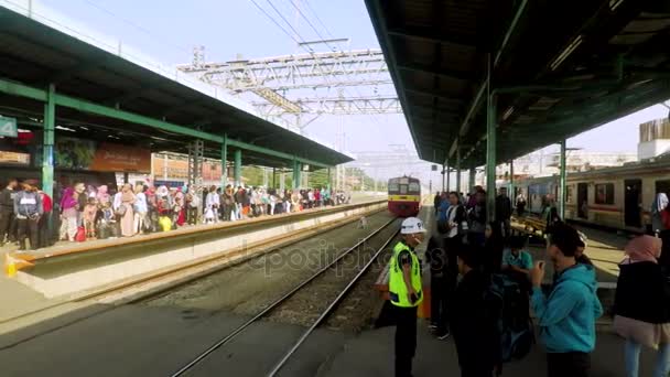 Passagers qui attendent l'arrivée du train de banlieue — Video