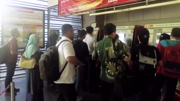 Passageiros que fazem fila para comprar passagens de trem — Vídeo de Stock