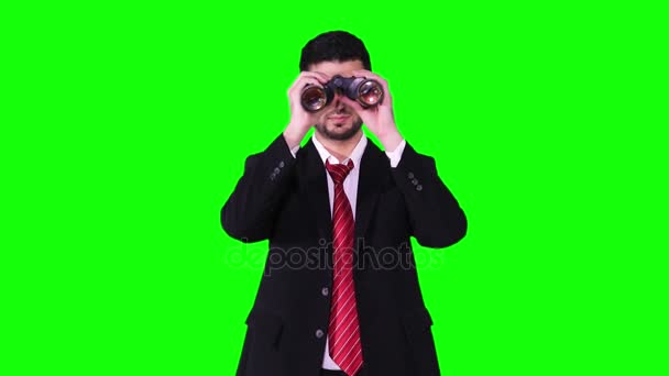 Joven hombre de negocios usando prismáticos — Vídeos de Stock