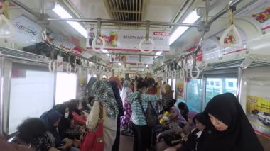 Yalnızca kadınlar trenler içinde yolcu