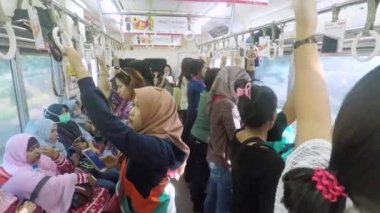 Kadın özel tren yolcu