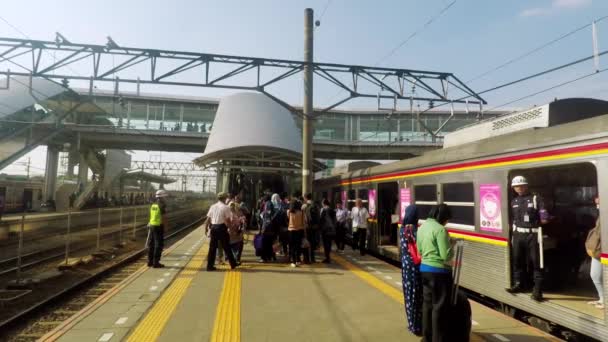 Kadın özel tren girerek yolcu — Stok video