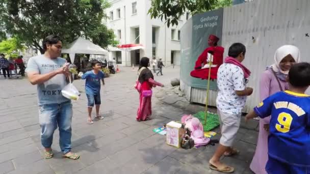 Lebende Statue mit Betawi traditioneller Kleidung — Stockvideo