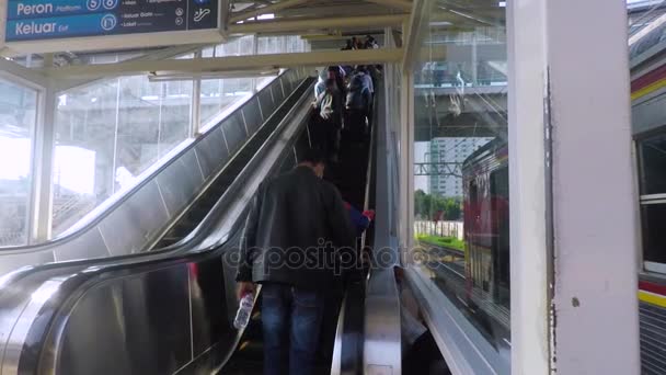 Moderna escalera mecánica en Tanah Abang estacion de tren — Vídeos de Stock