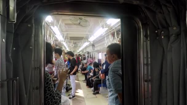 Kalabalık yolcular banliyö tren içinde — Stok video