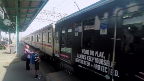 Ingázó vonat Manggarai állomásról indulnak — Stock videók