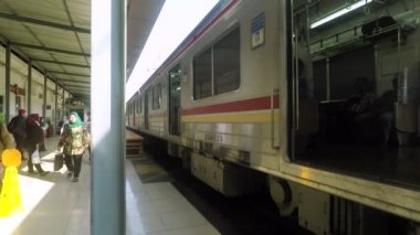 İstasyonda yolcu ve banliyö treni