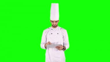 Şef stüdyoda dijital tablet kullanma