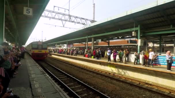 Pasajeros abarrotados en la estación de tren de Manggarai — Vídeo de stock