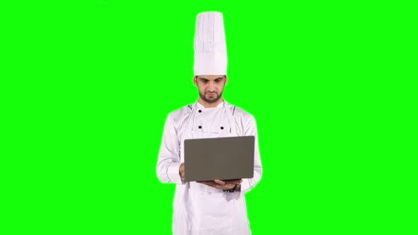 Chef usando laptop no estúdio — Vídeo de Stock