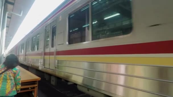Приміського залізничного переїзду в станції — стокове відео