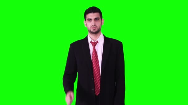 Злой кавказский бизнесмен ругается перед камерой — стоковое видео