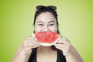 taze karpuz yiyen kadın 