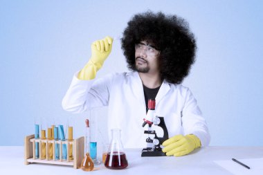 Bilim adamı ile mikroskop slayt