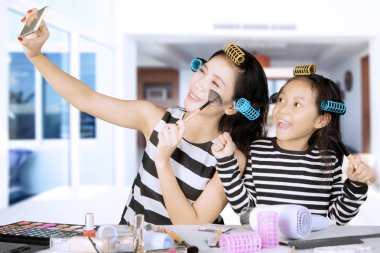 Anne ve kızı birlikte fotoğraf çekmek