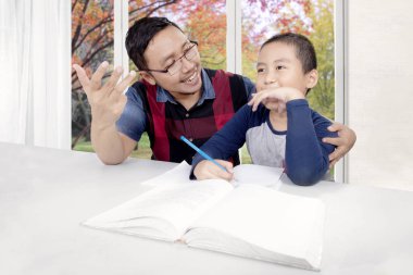 Küçük çocuk, babasıyla saymak öğrenir