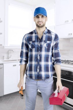 İtalyan tesisatçı holding anahtarı mutfakta