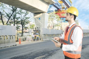 İtalyan foreman bir tablet ile açık, çalışma