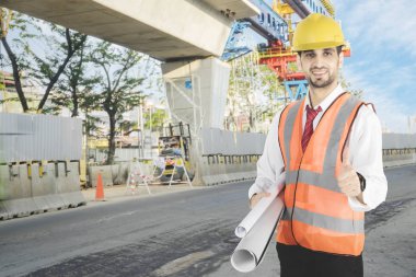 İtalyan foreman bir başparmak gösterilmesini