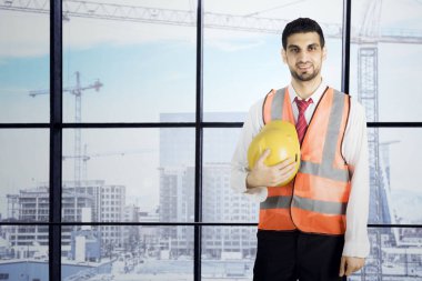 İtalyan foreman kaskını ofiste tutar.