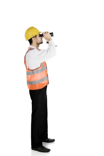 Joven capataz usando un binocular en el estudio — Foto de Stock