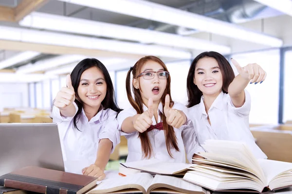 Drei Studentinnen zeigen Ok-Zeichen — Stockfoto